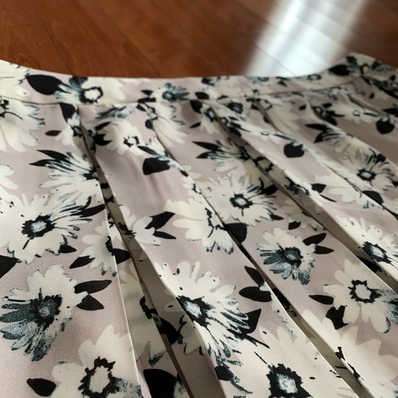 Banana Republic Floral Spring Pleated Skirt Sz 12 - Picture 6 of 6